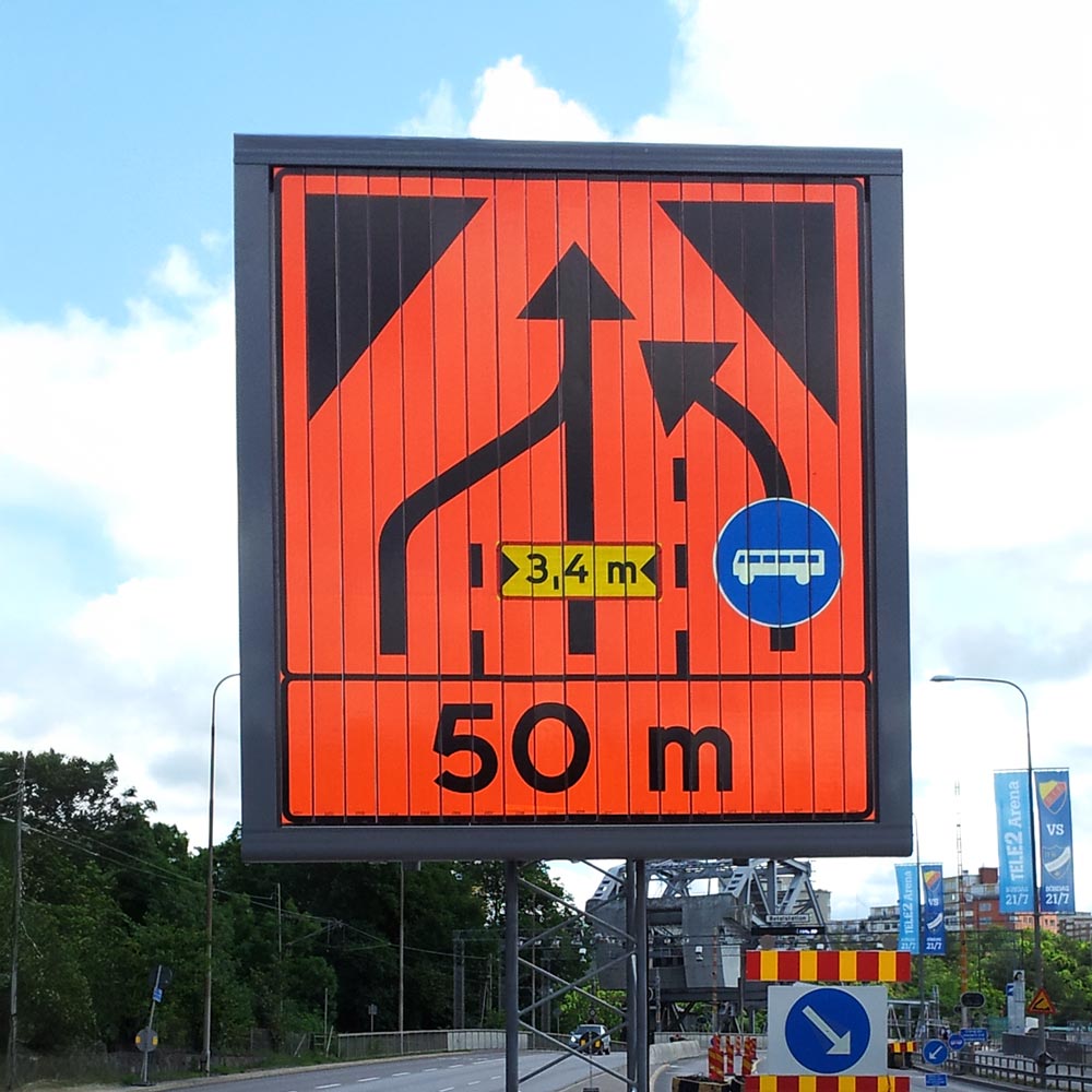 Prismatic variable message sign by Triplesign System on a roadside traffic safety setup